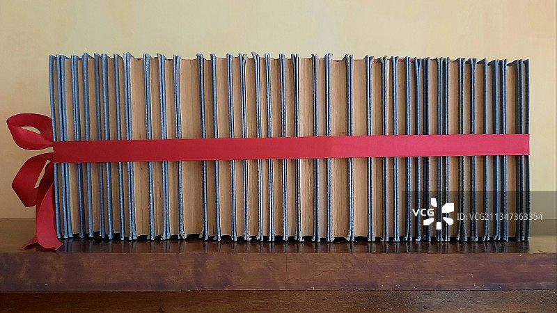 桌子上的书本（高角度拍摄）图片素材