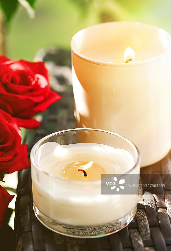 桌子上点燃的茶蜡特写图片素材