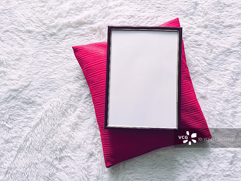 床上空白相框俯视图图片素材
