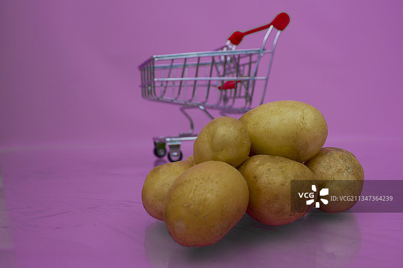 紫色背景上的购物车特写图片素材