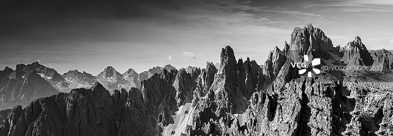 意大利多洛米蒂山脉岩石山脉全景图片素材