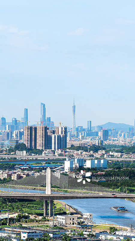 竖拍广州珠江新城CBD，广州塔，城市天际线，配图，壁纸，风景图片素材