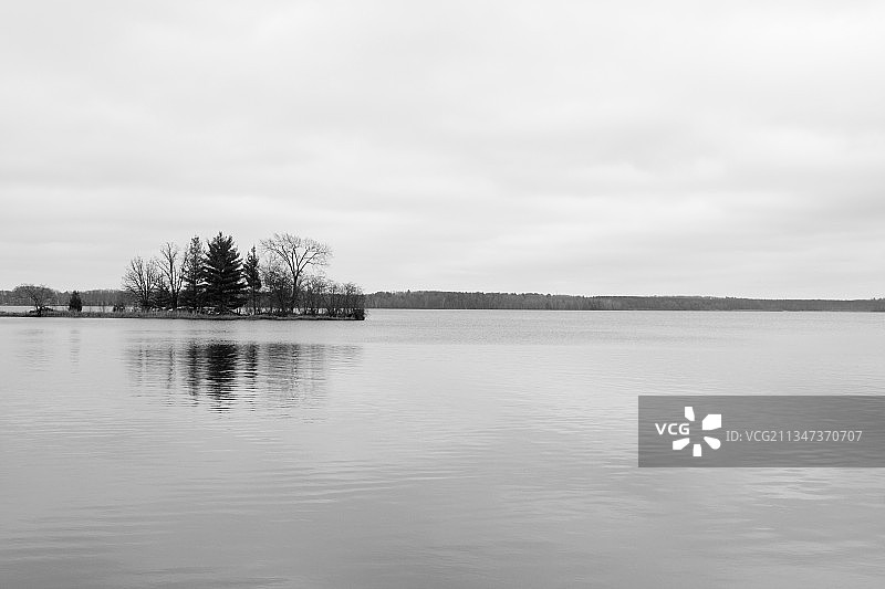 天空映衬下的湖景图片素材