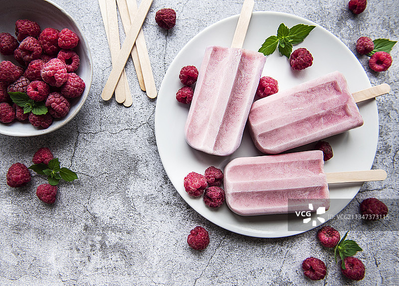 桌子上碗中甜点的俯视图图片素材