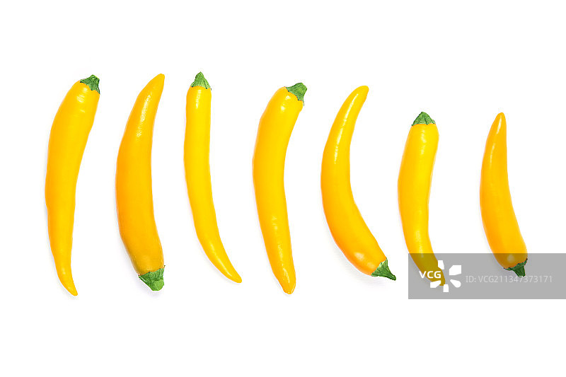 白色背景上的黄色辣椒特写图片素材