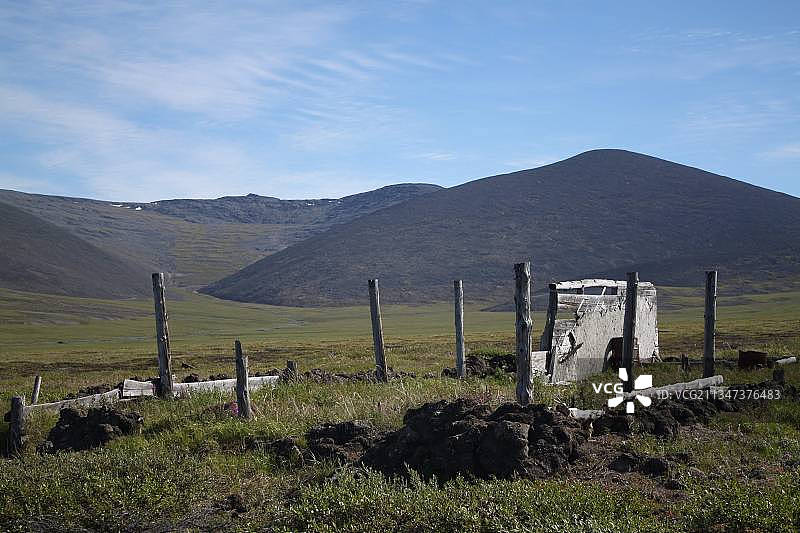 天空映衬下的田野风景图片素材