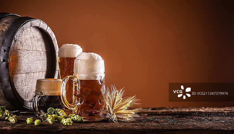 棕色背景下桌子上的啤酒瓶特写图片素材