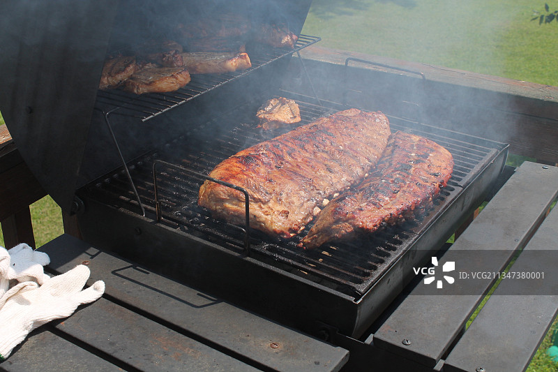 烧烤架上的肉俯视图图片素材