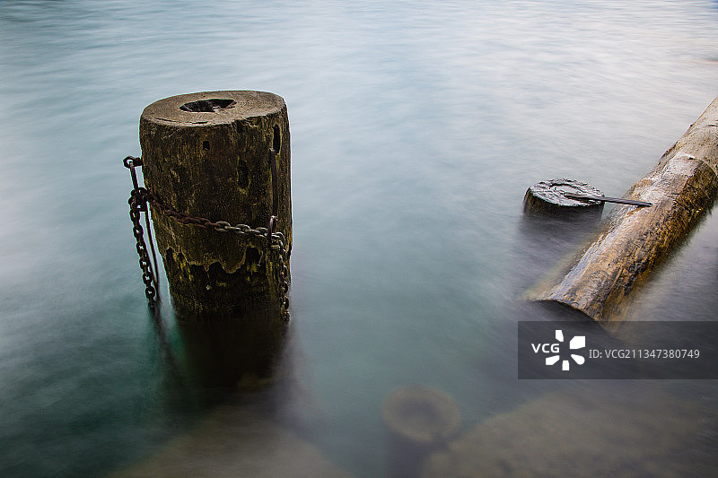 湖中木桩的高角度视图图片素材