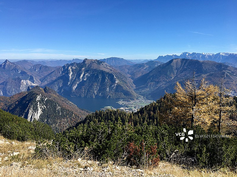 晴朗蓝天下奥地利埃本塞山脉风光图片素材
