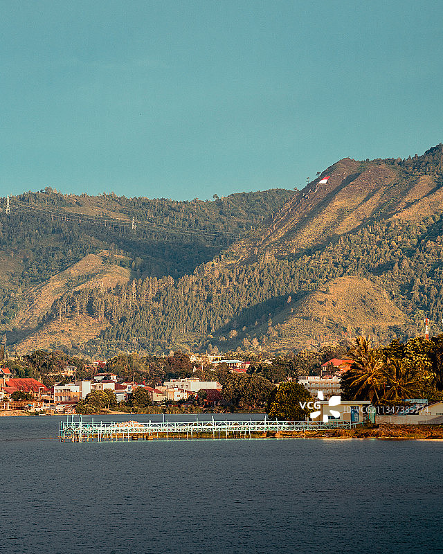 晴空下建筑旁海景风光图片素材