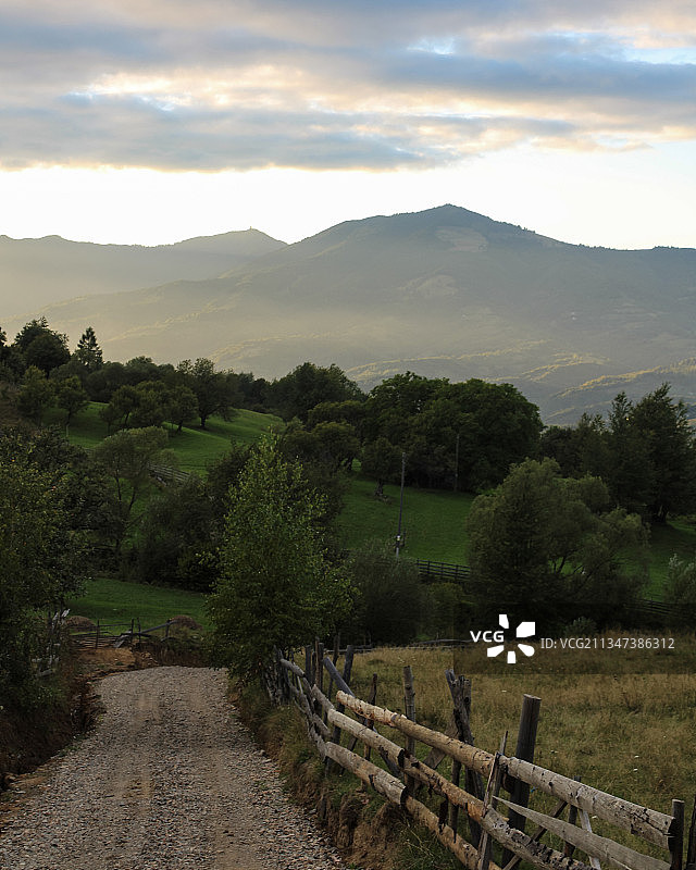 天空衬托下的风景图片素材
