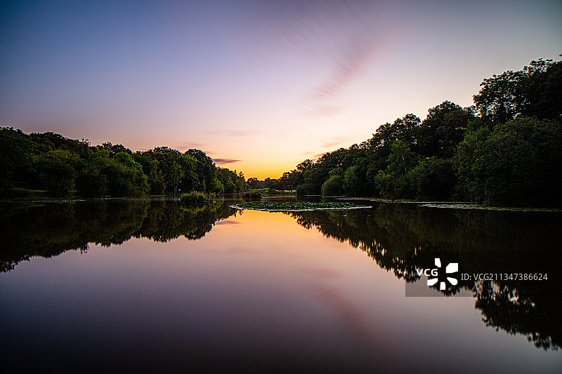 英国巴尼特哈德利伍德日落时分的湖泊风光图片素材