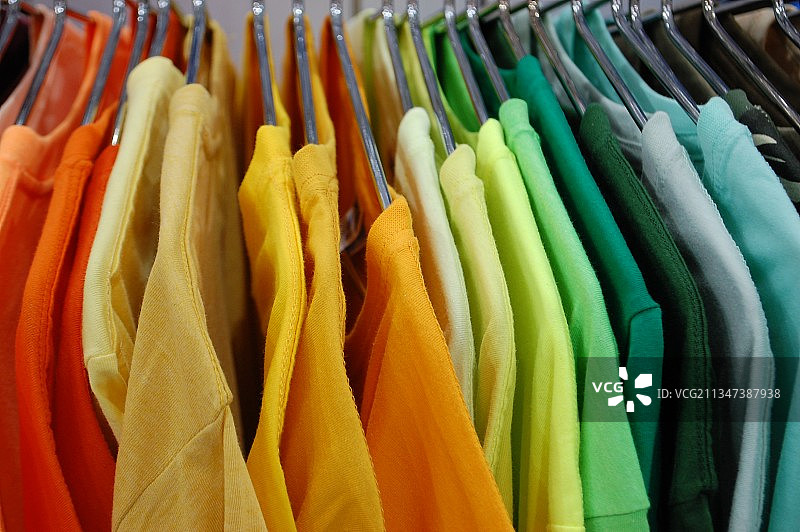 商店衣架上衣服的特写图片素材