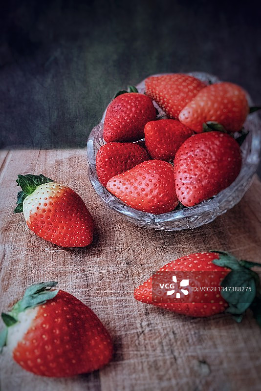 桌子上草莓的特写图片素材