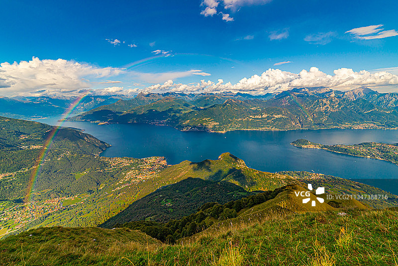 意大利科莫特雷梅齐纳蓝天下的湖光山色图片素材