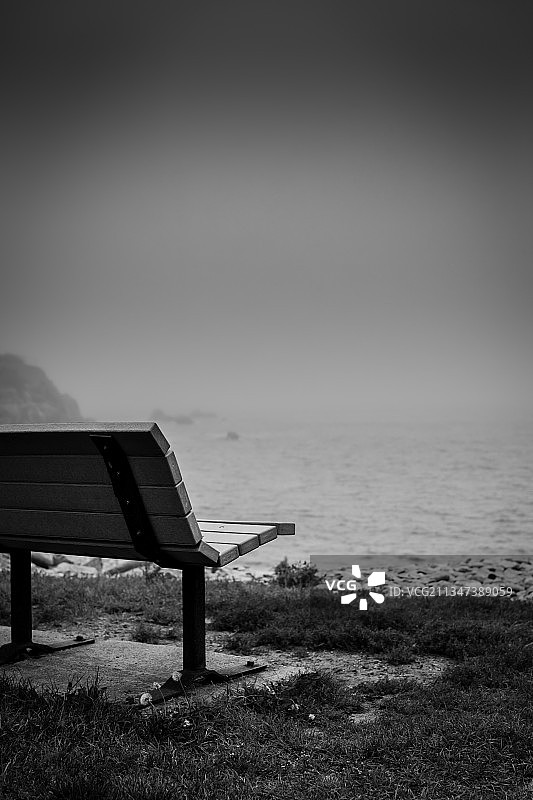 美国缅因州波特兰海滩的空长椅图片素材