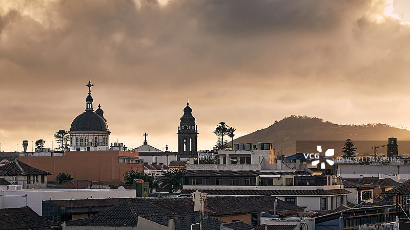 多云天空下的城市景观图片素材