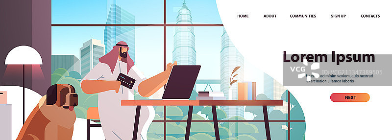 使用笔记本电脑在线支付的阿拉伯男子图片素材