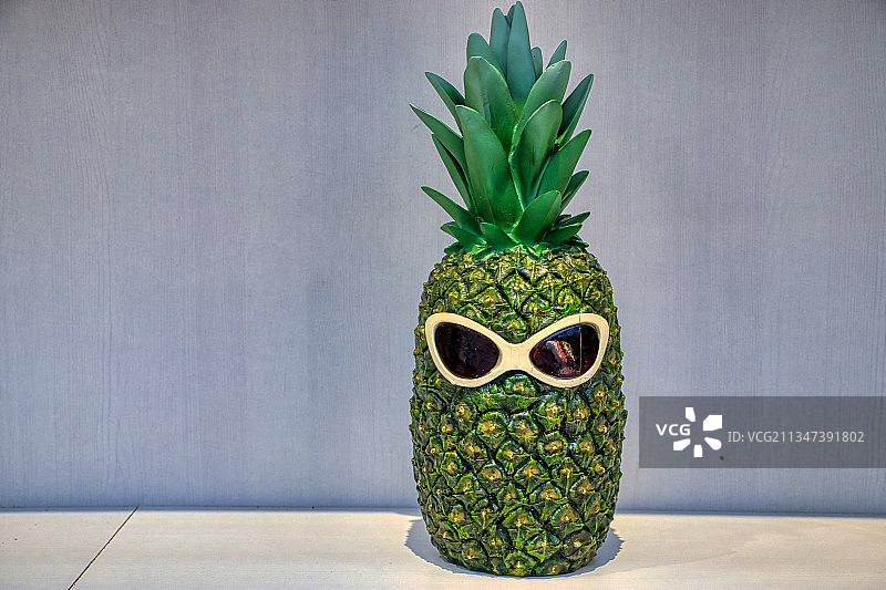 桌上靠墙面具的特写图片素材