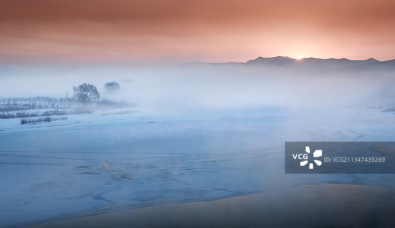 冬季河面日出图片素材