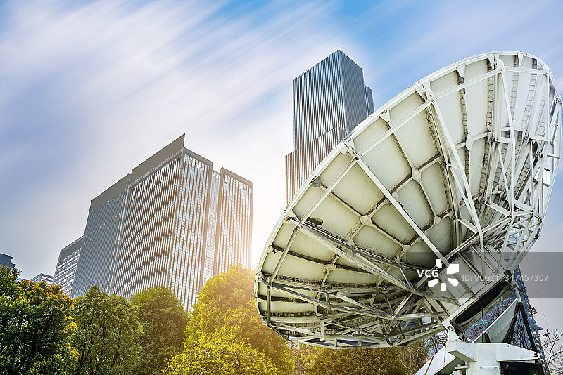 信号接收器和城市建筑景观图片素材