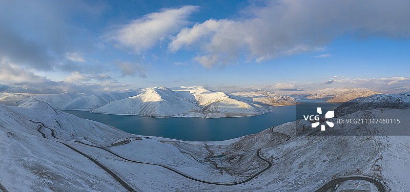 雪山羊湖图片素材