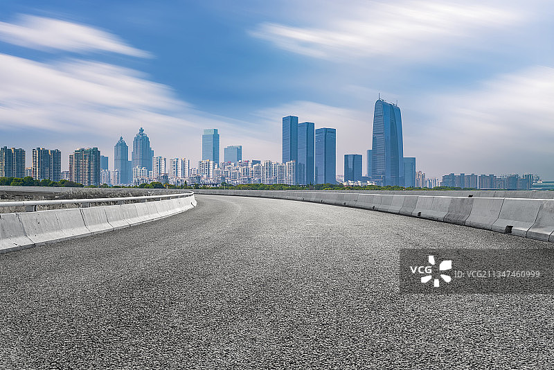 前进的道路和城市建筑图片素材