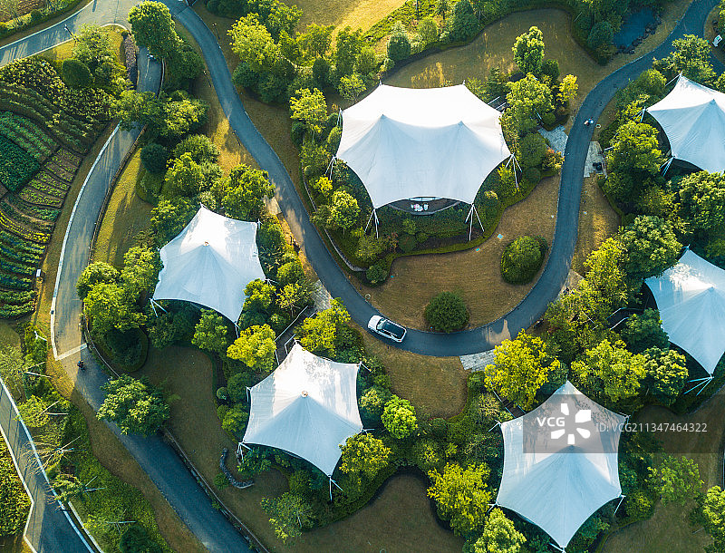 一片绿野中的帐篷营地图片素材