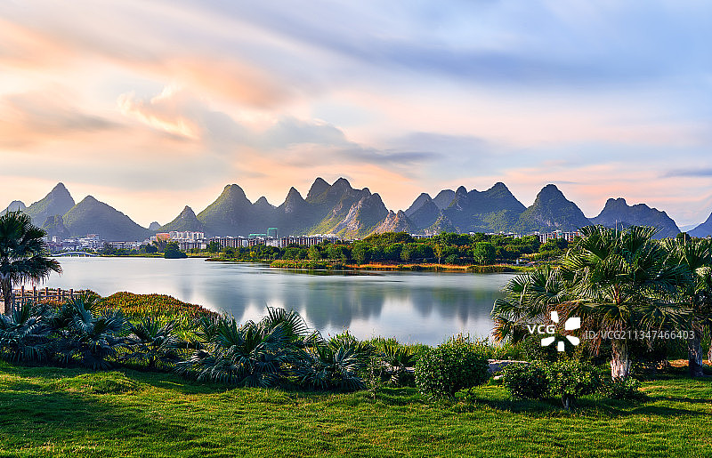 广西贺州爱莲湖公园傍晚图片素材