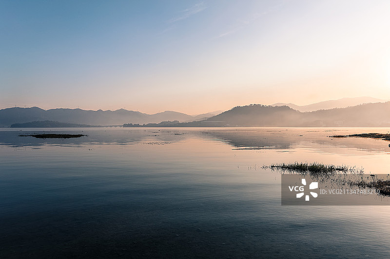 黎明的四明湖图片素材