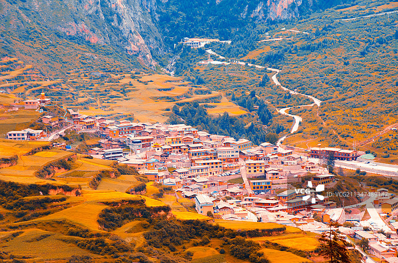 扎尕那—神山脚下的村庄图片素材