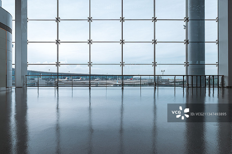 机场候机大厅地面落地窗图片素材