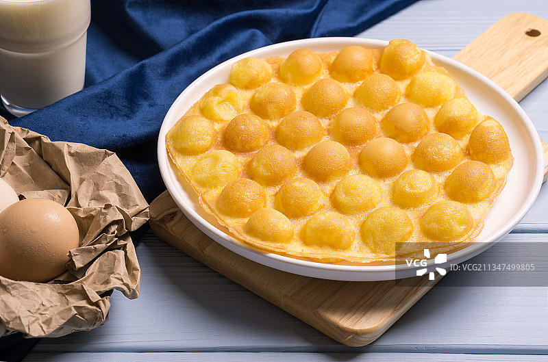 传统小吃美食木板上的港式原味鸡蛋仔图片素材
