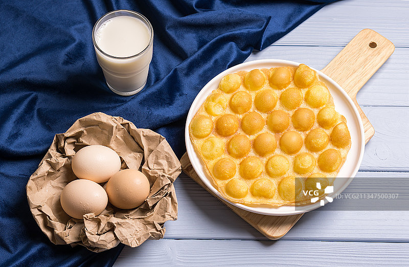 传统小吃美食木板上的港式原味鸡蛋仔图片素材