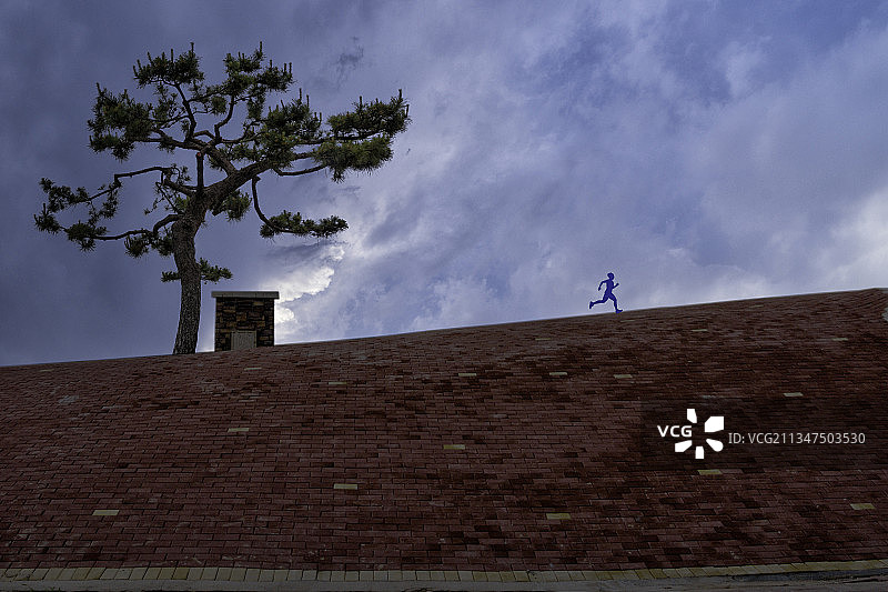 向着远方奋勇前进的人图片素材