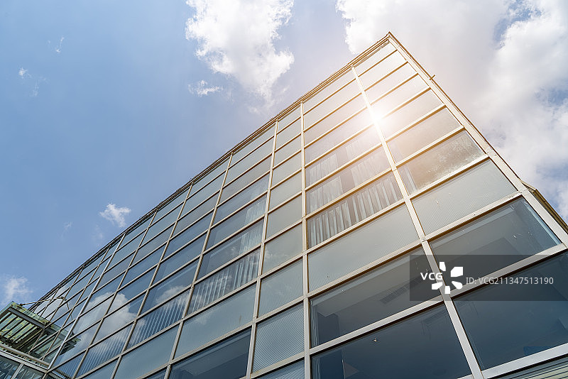 城市办公楼建筑局部景观和外立面玻璃图片素材
