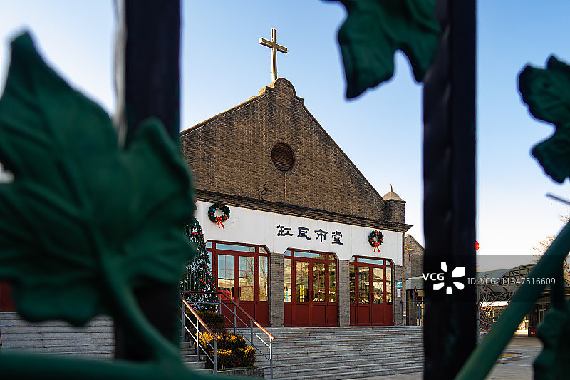 冬天里晴朗的天气，北京西四的小教堂缸瓦市堂。图片素材