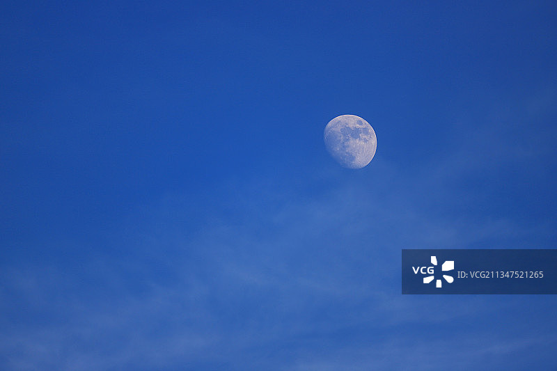 蓝天  月亮图片素材