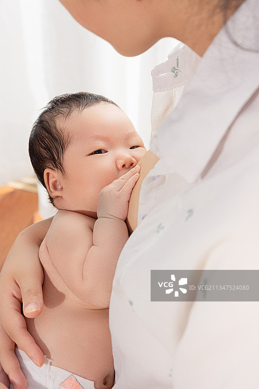 华人母亲给宝宝哺乳图片素材