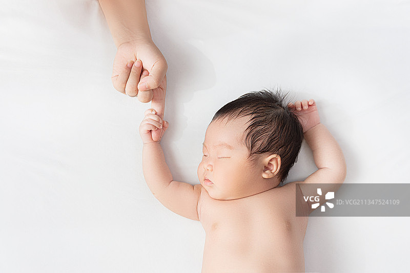 宝宝拉住父母的手图片素材