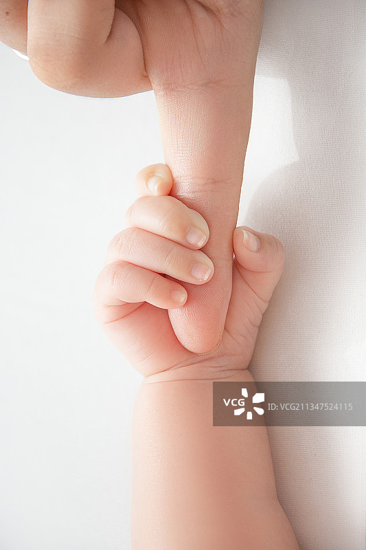 宝宝拉住父母的手图片素材