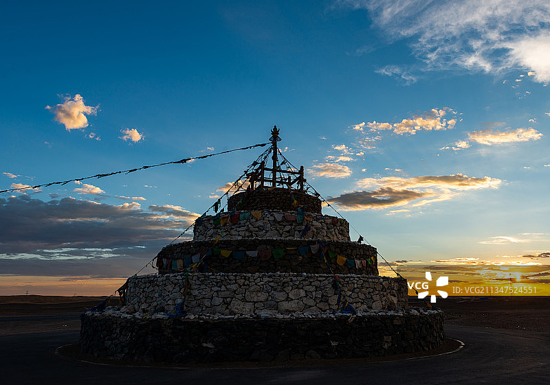 额济纳旗夕阳下的敖包图片素材