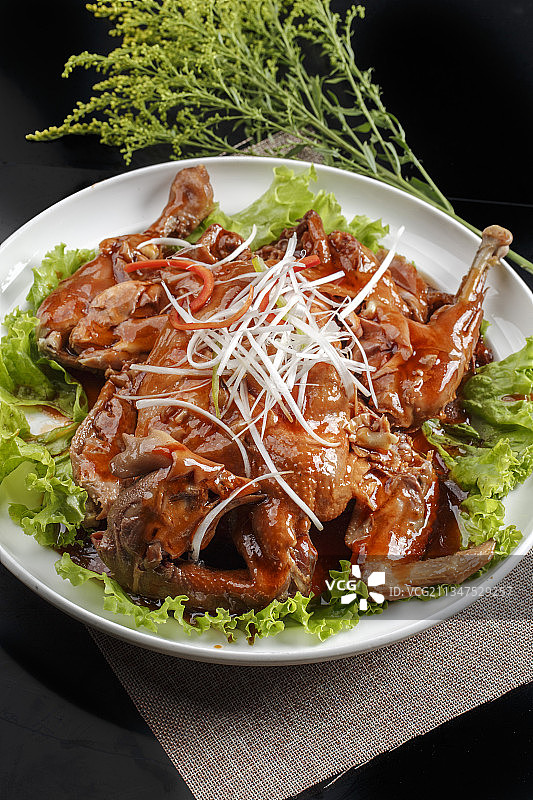 白色瓷盘装的浇汁扒鸡图片素材