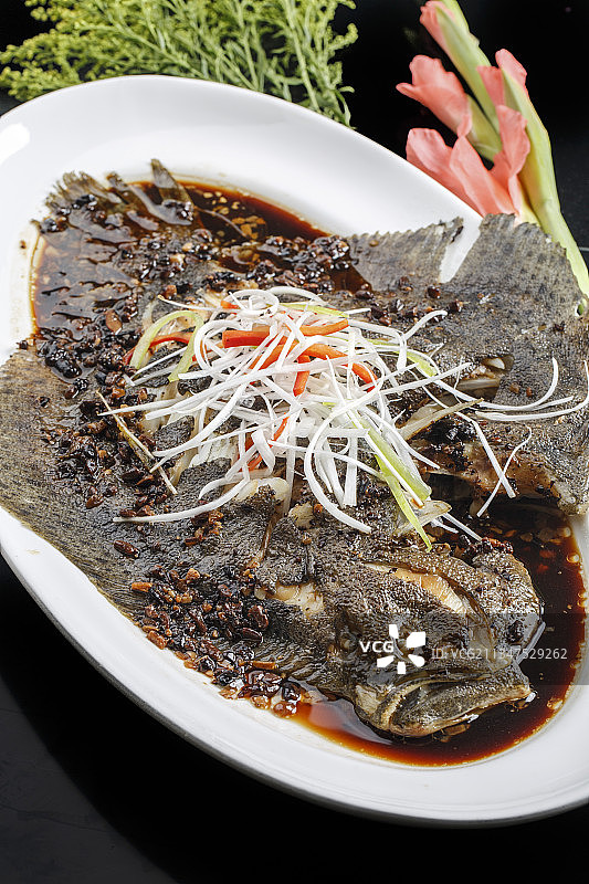 白色瓷盘装的椒麻鲽鱼图片素材