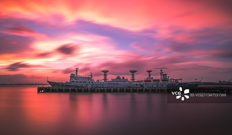 停泊在江阴港口的远望2号测量船图片素材
