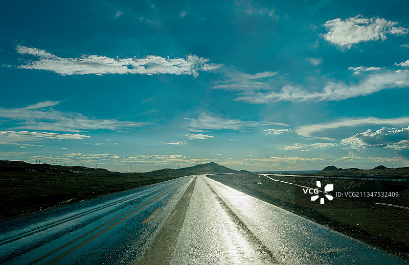 内蒙古额济纳旗积水反光的路汽车广告背景图图片素材