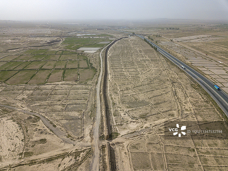 航拍甘肃省张掖市山丹县明长城遗址图片素材