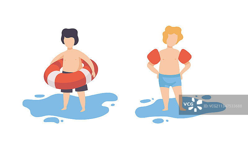 男孩在海边度假，带着游泳圈图片素材