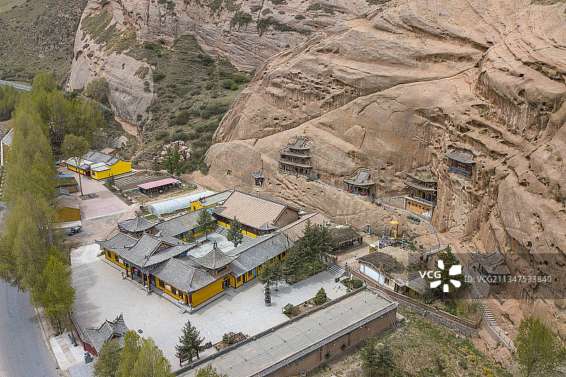 航拍甘肃省张掖市肃南县马蹄寺石窟图片素材